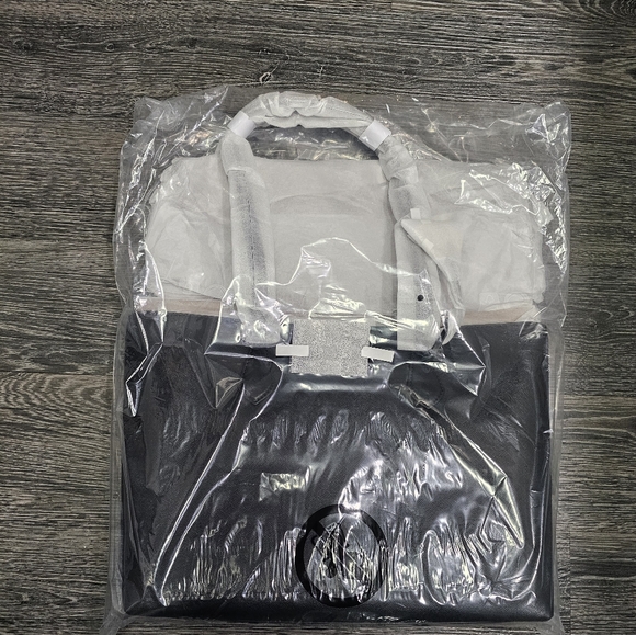 Michael Kors Multifunction Tote and Jet Set Credit Card Holder - Picture 2 of 6